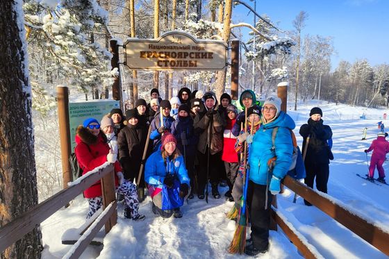 Школьники почистили тропы Климатического маршрута