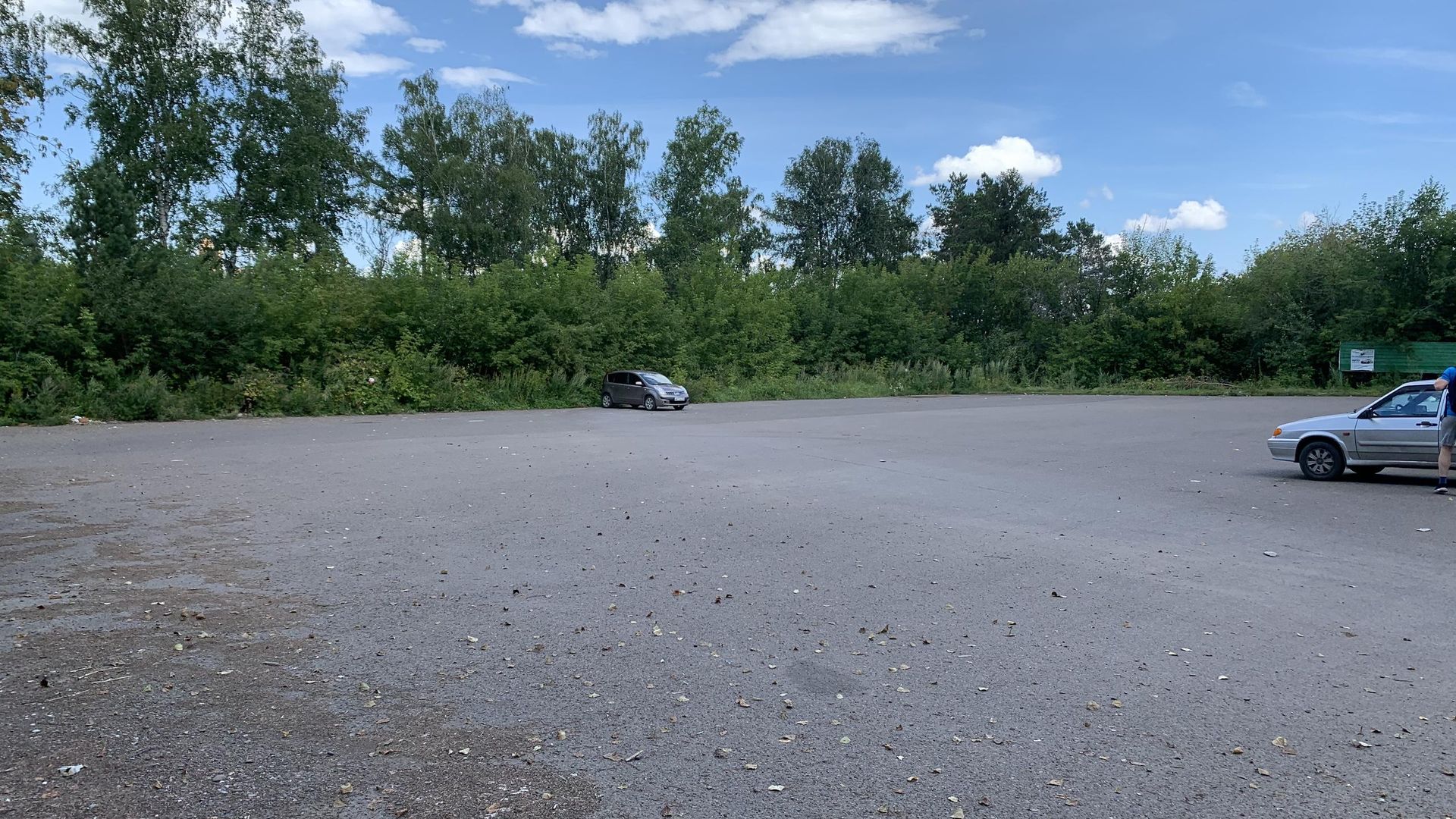 Городская парковка перед въездом на "Столбы"