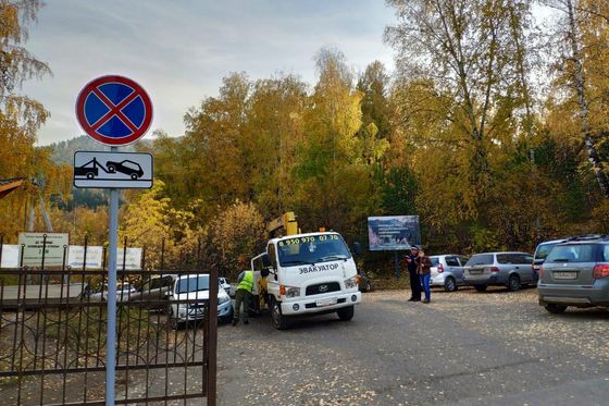 По дороге на «Столбы» работает эвакуатор