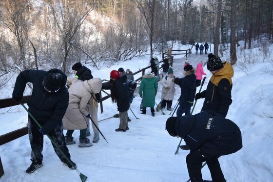 ​«Благородней нет труда – чистим тропы ото льда!»