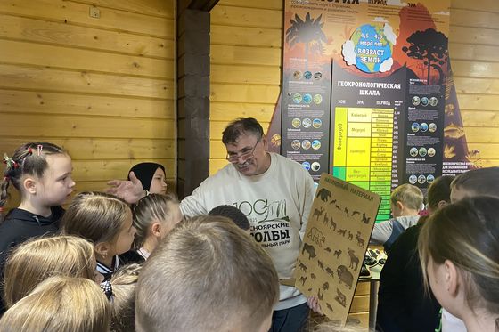 ​На экскурсиях учим определять следы животных