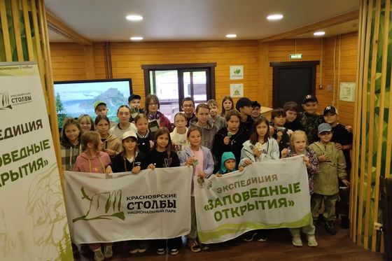 Участники экспедиции делают сувениры своими руками